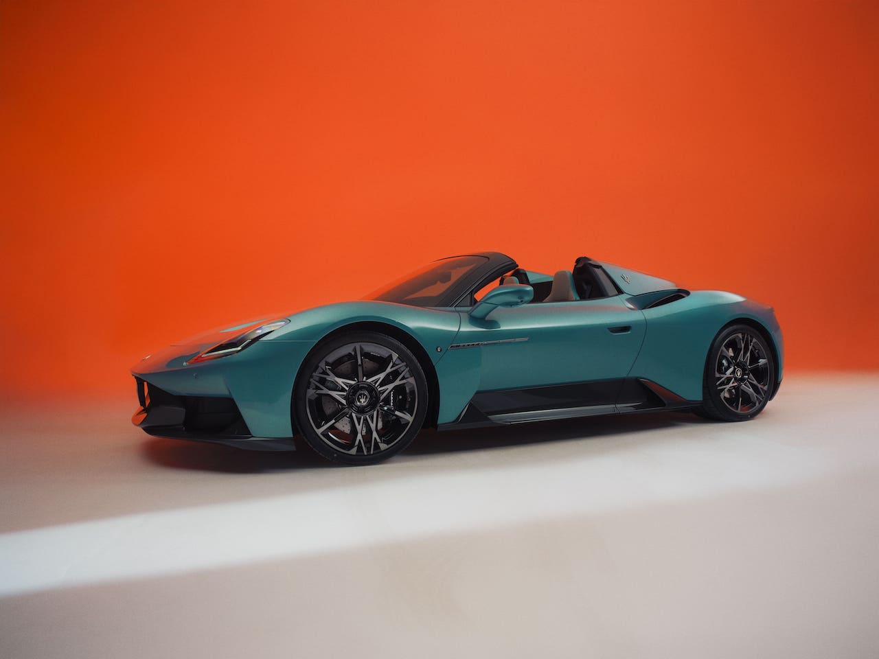 06_在設計層面，MCPURA 延續 Maserati 一貫的義式雕塑語彙，以流暢且富張力的線條勾勒車身輪廓，將空氣力學與美學完美融合